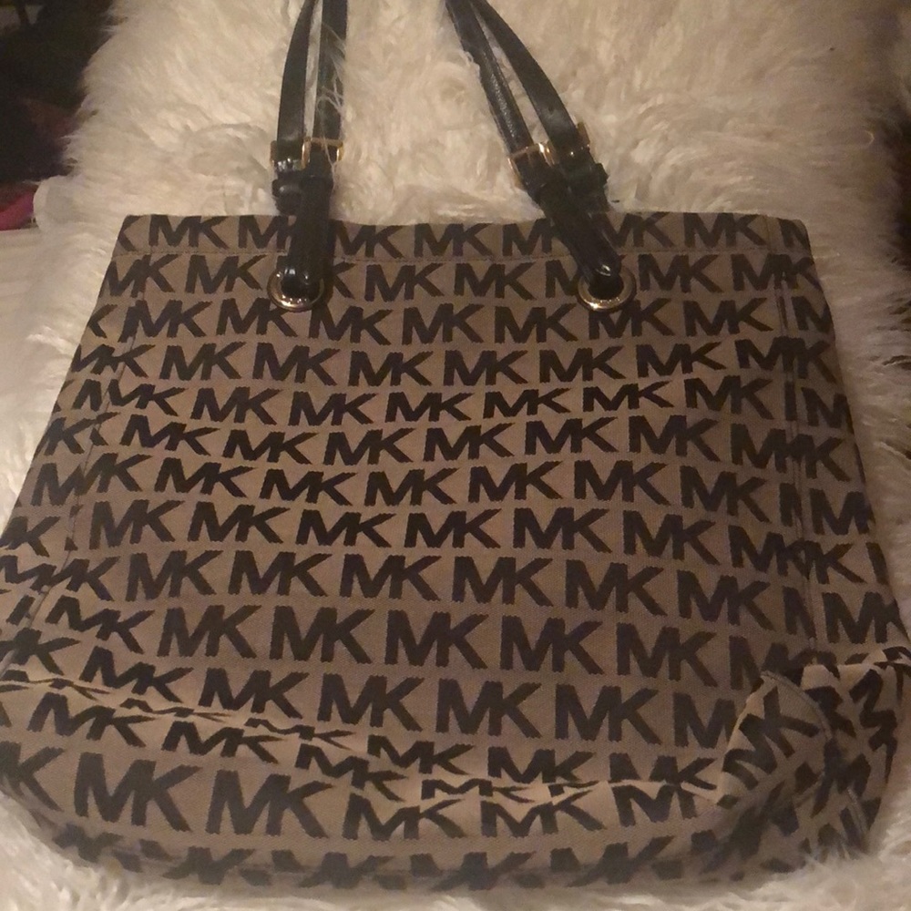A Michael kors tote